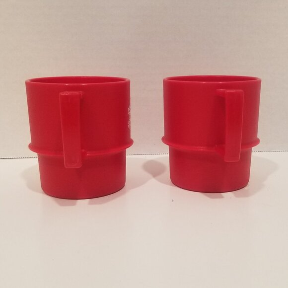 Tupperware Red Snowflake Plates and Mugs (4 pieces total), GUC - EUC - Picture 8 of 14